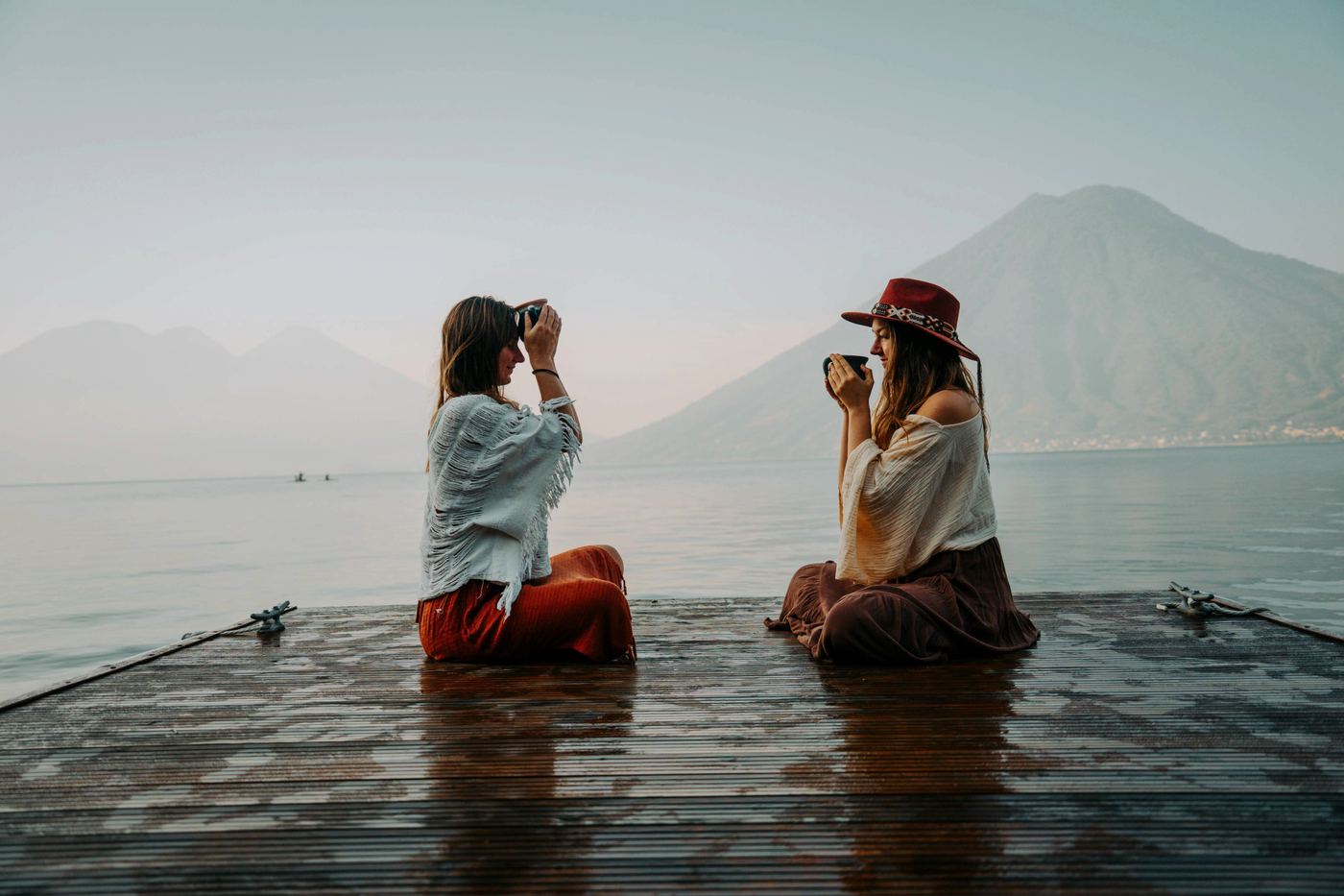 Anya und Laura, die Gründerinnen von Volcano Spirit Cacao, auf einem Steg am Atitlán-See