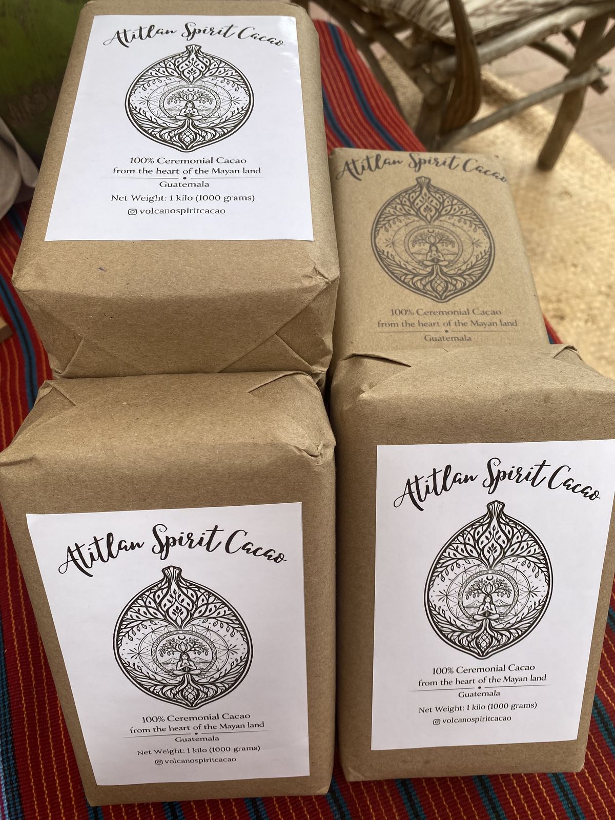 Mehrere 1kg-Blöcke Volcano Spirit zeremonieller Kakao, in Packpapier eingewickelt